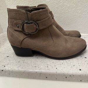 Unisa taupe ankle booties excellent pre loved condition women’s size 7.5